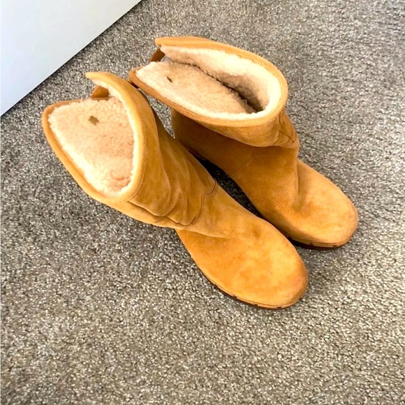 UGG Lynnea Brown Leather Suede Fold Over Shearling Cuff Clog Boots Size 8 - Picture 3 of 6